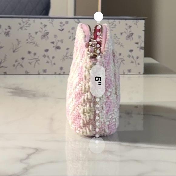 💗GWP BUNDLE💗 Chanel Pink and Cream Quilted
Crossbody & Mirror - Picture 7 of 10